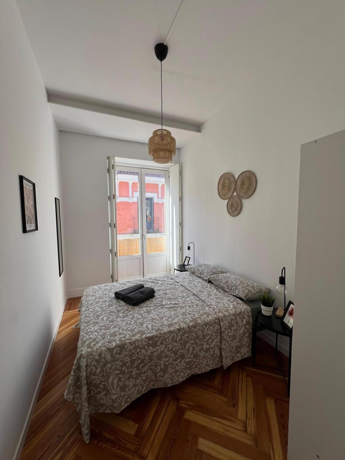 Private Rooms In Magdalena Street Madrid Exterior photo